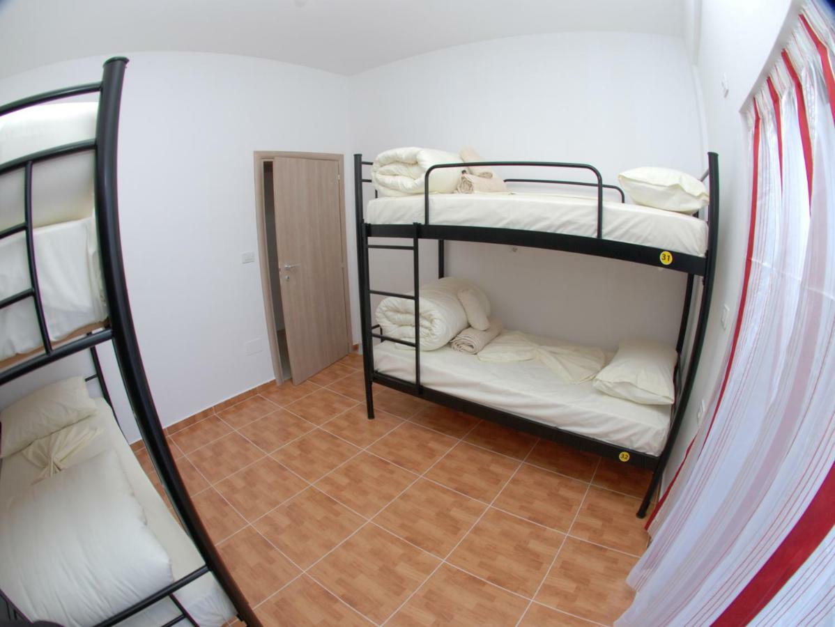 Wallaby Hostel Саранда Экстерьер фото